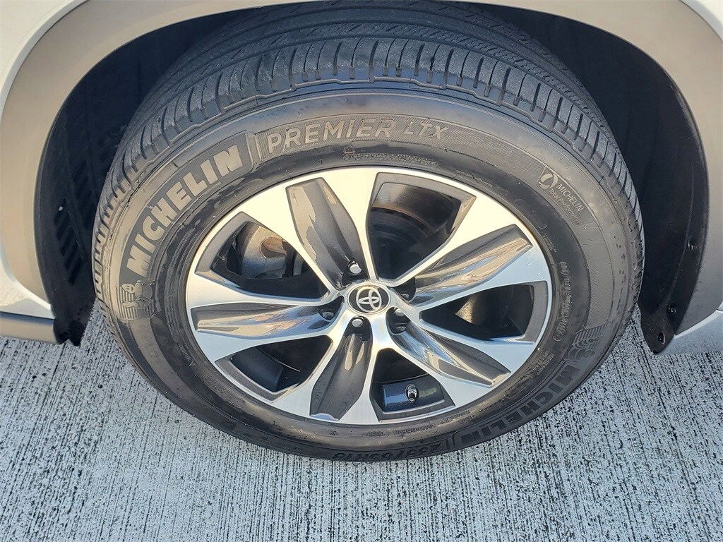 Used 2022 Toyota Highlander XLE XLE FWD