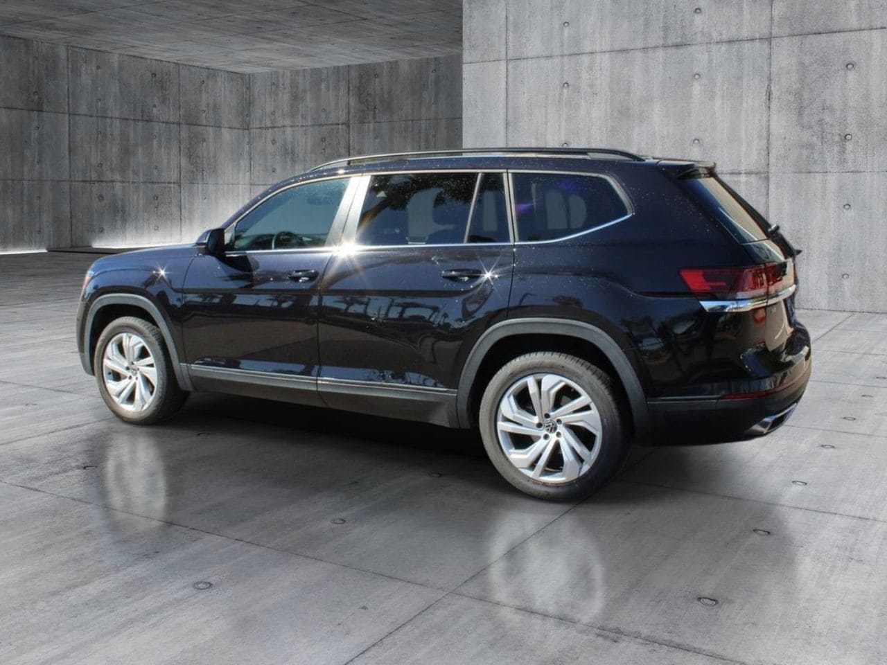 Used 2021 Deep Black Pearl Volkswagen 2.0T SE w/Technology image 3