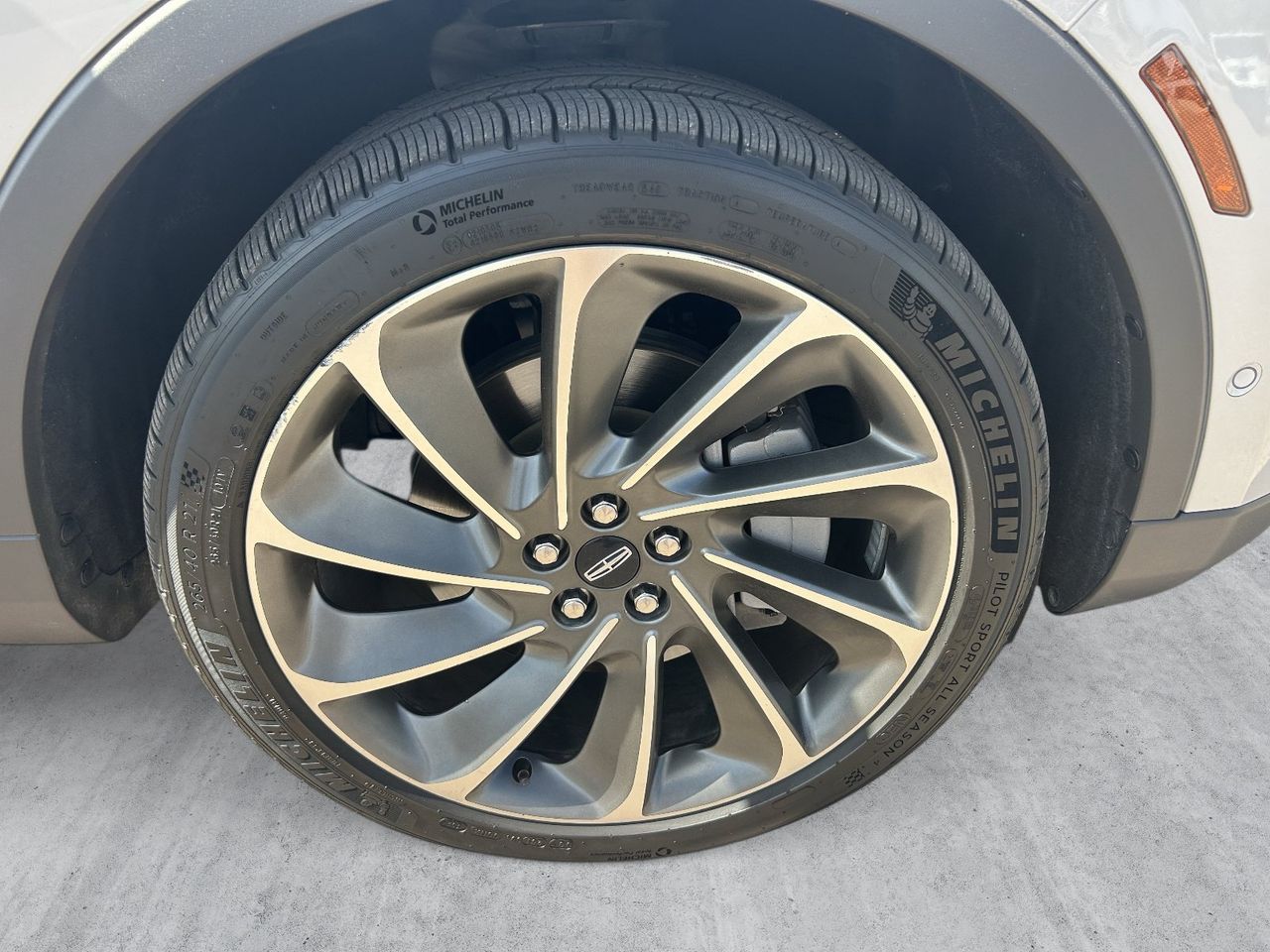 Used 2022 Ceramic Pearl Metallic Tinted Clearcoat Lincoln Reserve image 9