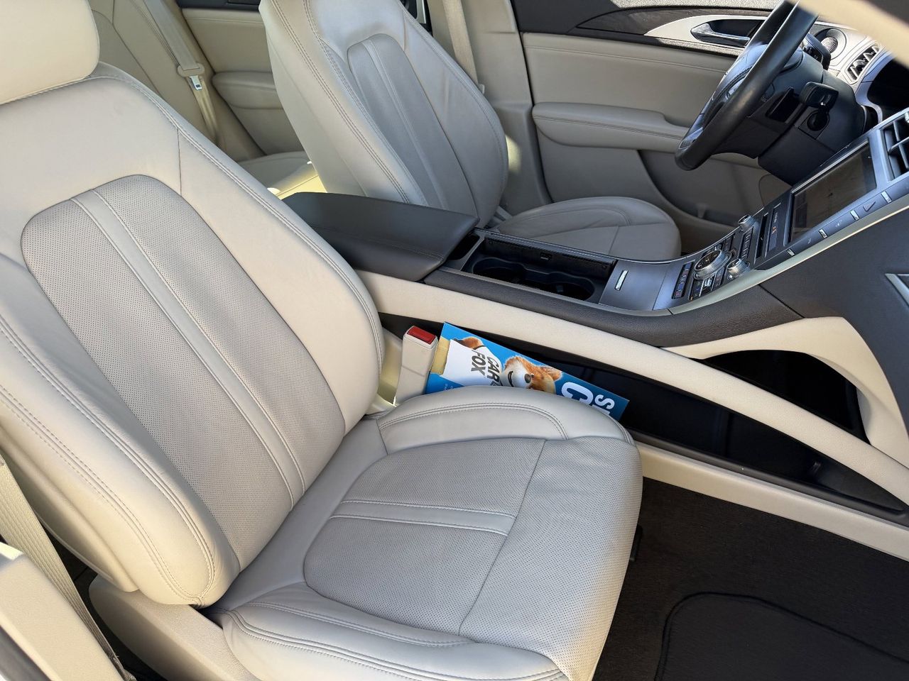 Used 2020 White Platinum Metallic Tri-Coat Lincoln Reserve image 11