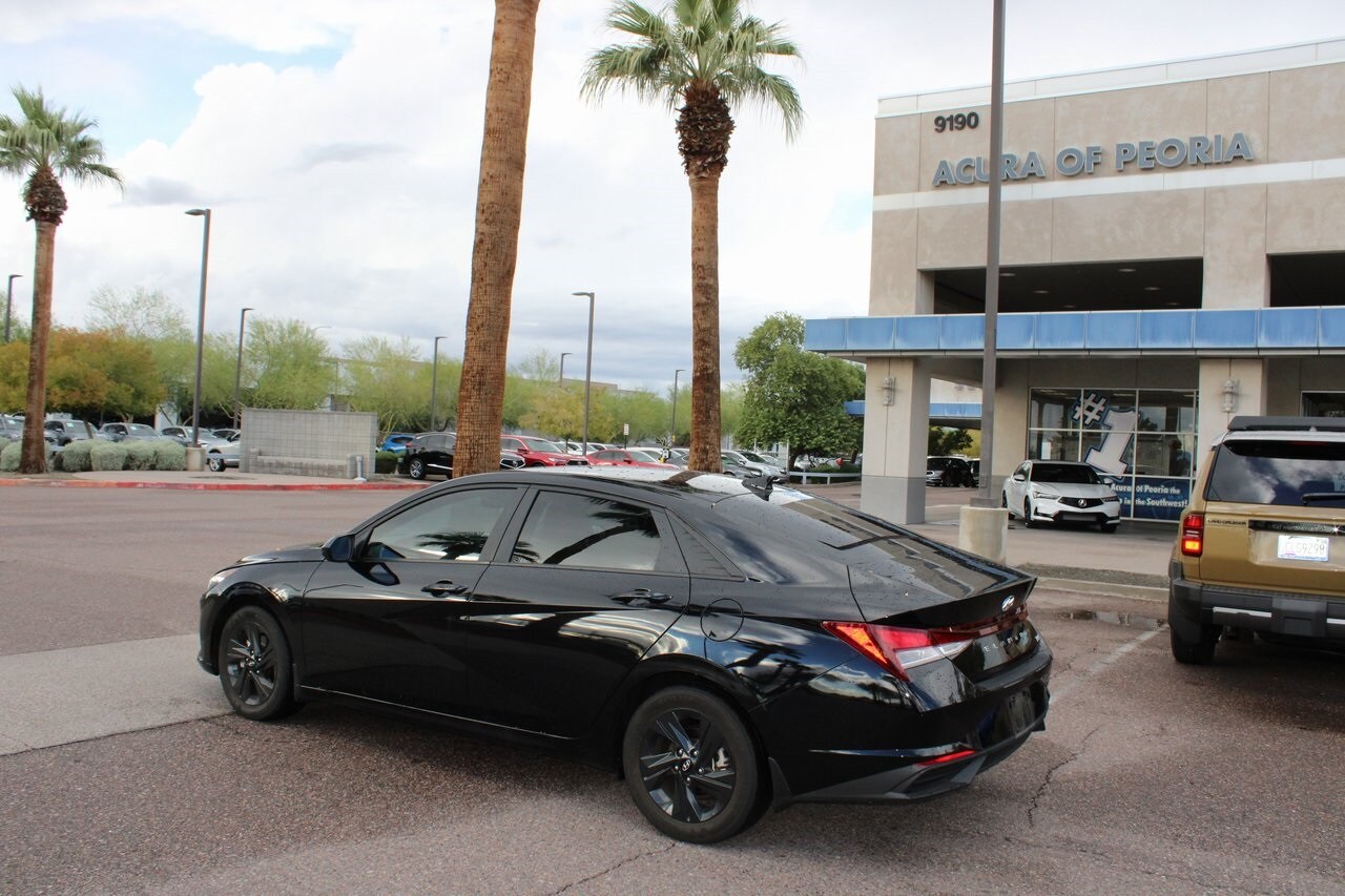 2023 Hyundai Elantra SEL photo 3