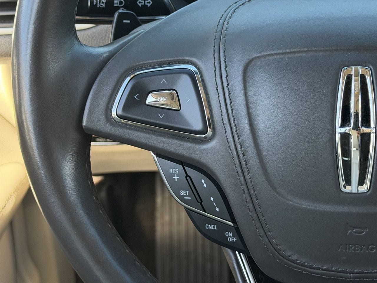 Used 2020 White Platinum Metallic Tri-Coat Lincoln Reserve image 24