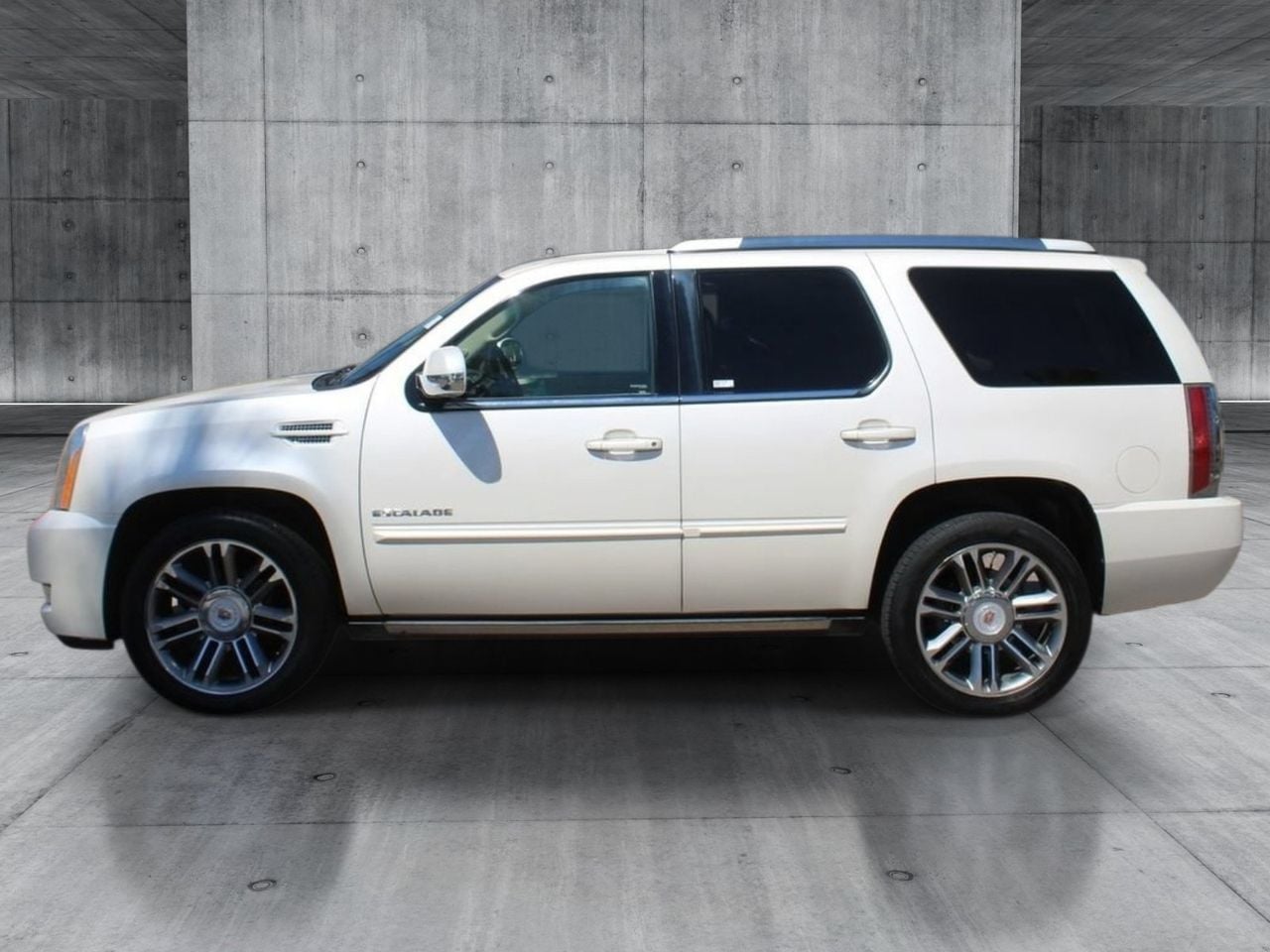 Used 2013 White Diamond Tricoat CADILLAC Premium image 2