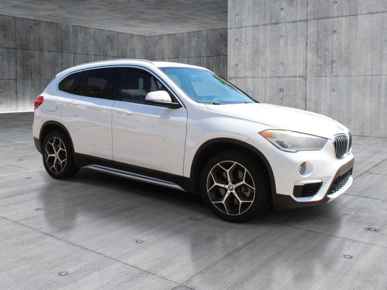 Used 2018 Alpine White BMW sDrive28i image 7