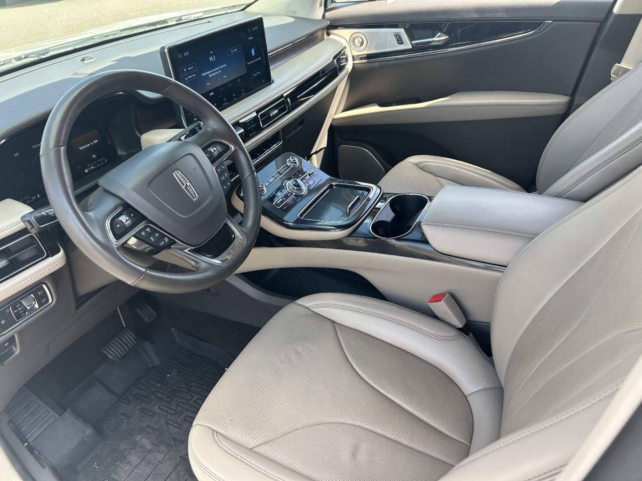 Used 2022 Ceramic Pearl Metallic Tinted Clearcoat Lincoln Reserve image 28