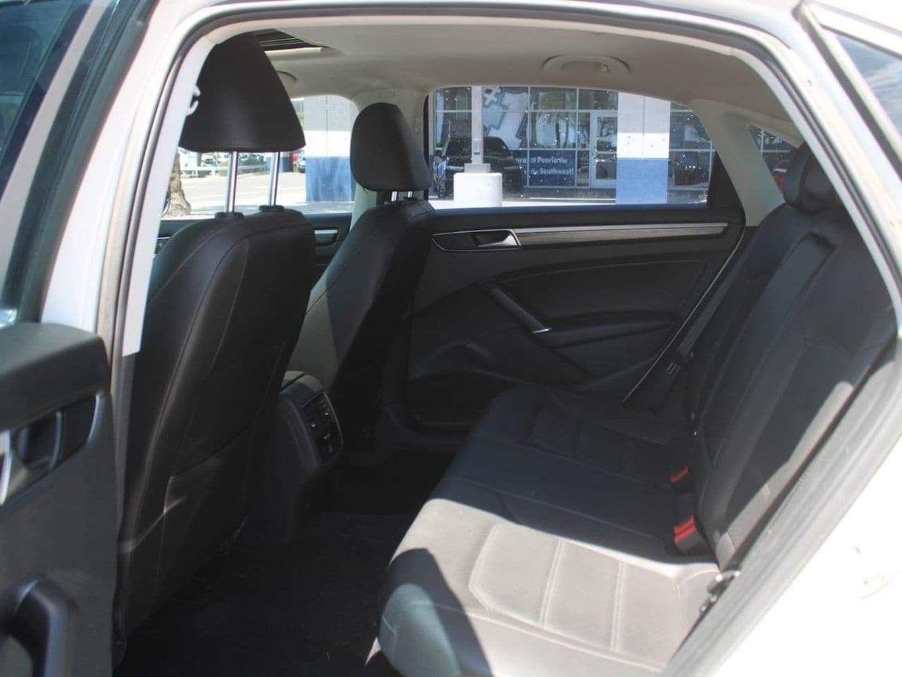 Used 2018 Pure White Volkswagen 2.0T SE image 14