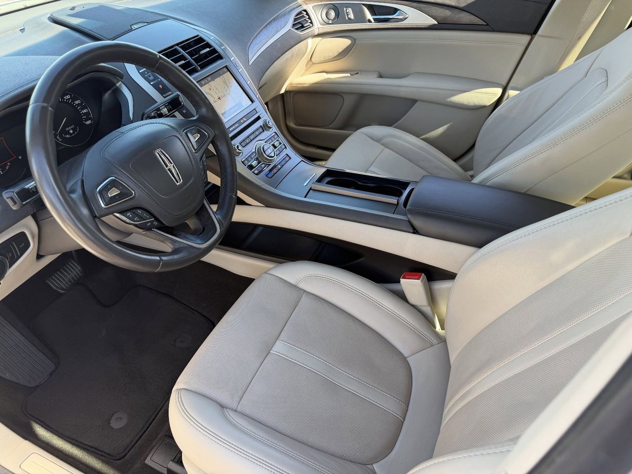 Used 2020 White Platinum Metallic Tri-Coat Lincoln Reserve image 27