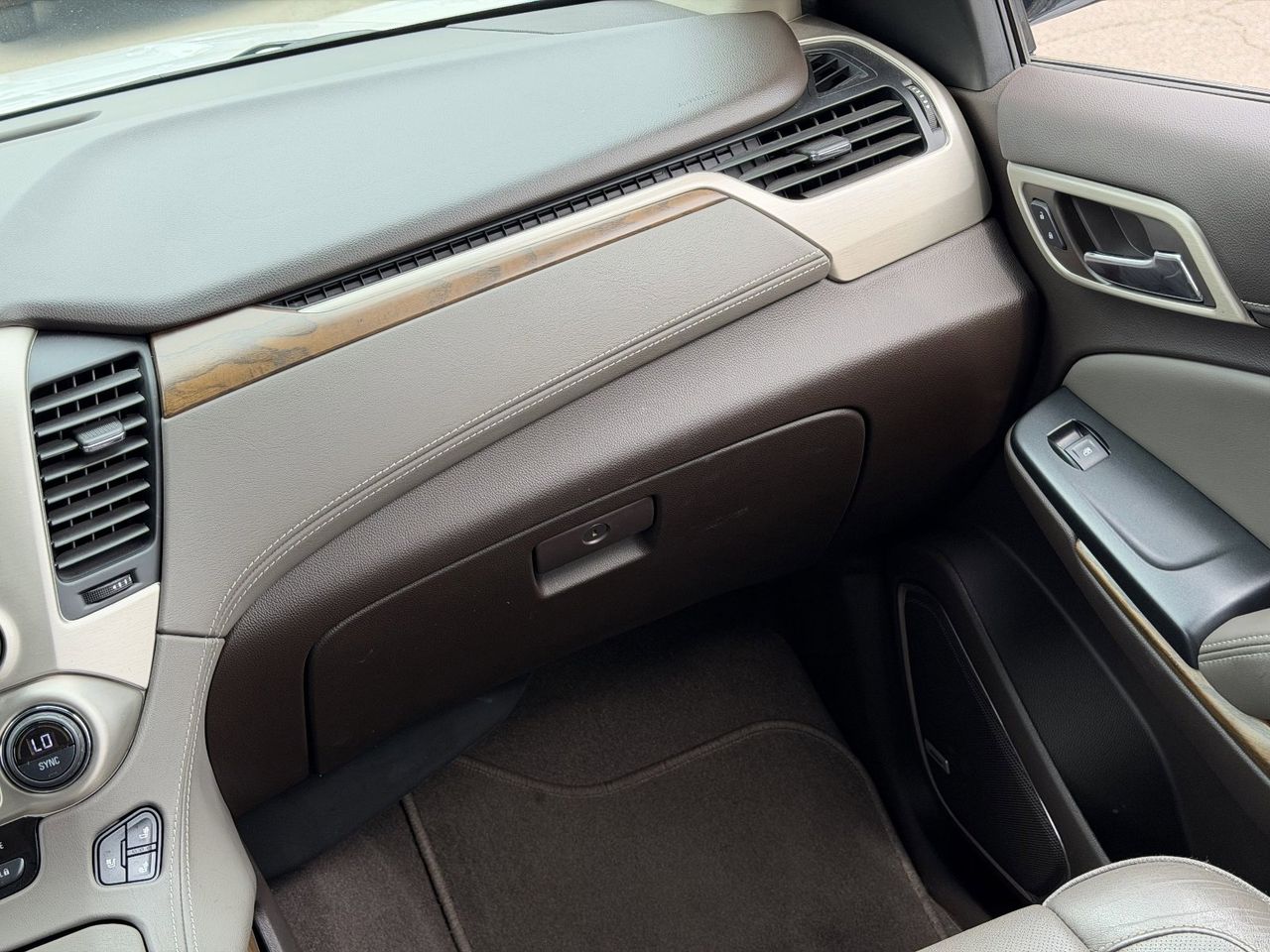 Used 2019 White Frost Tricoat GMC Denali image 20