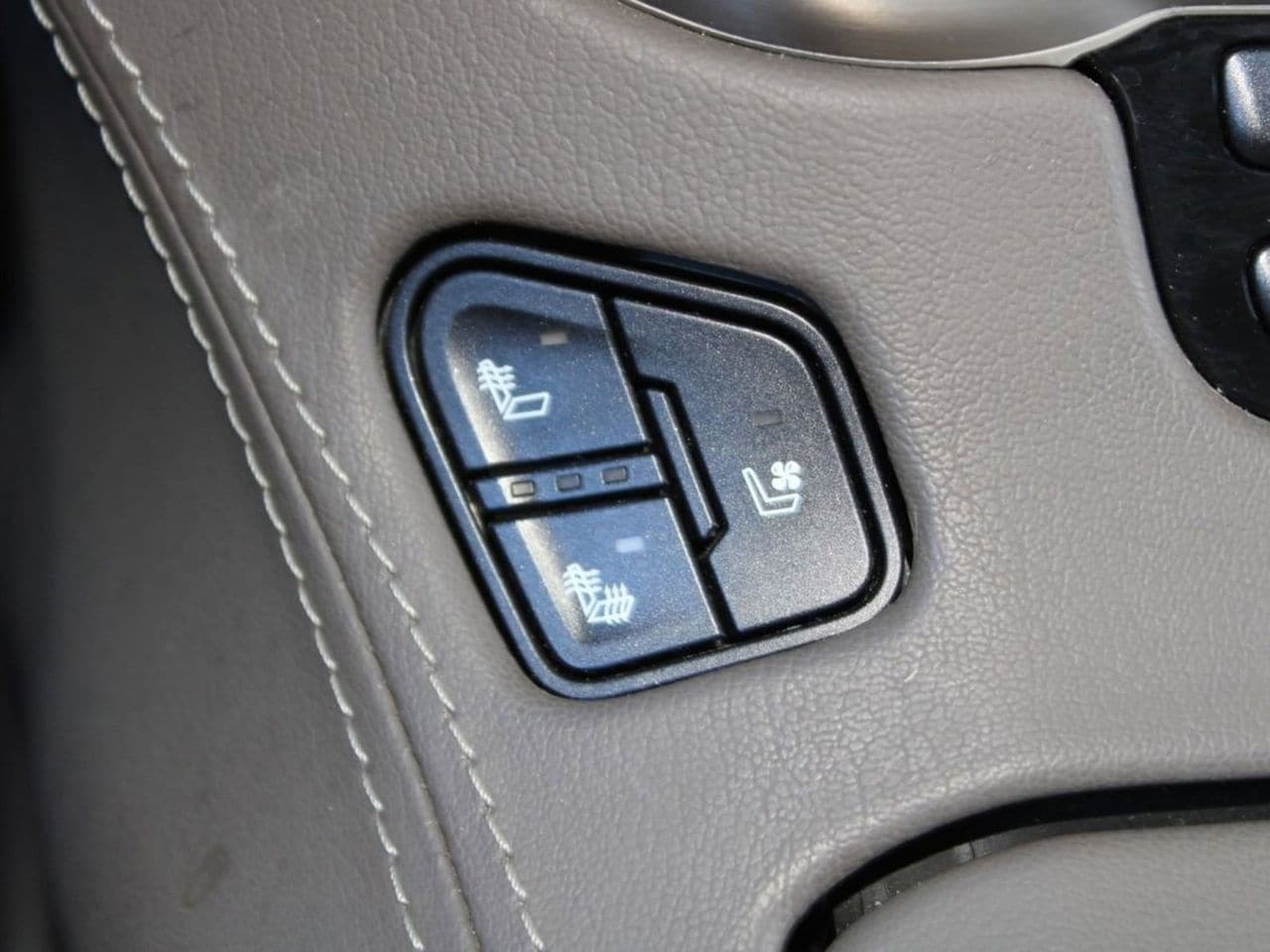 Used 2019 White Frost Tricoat GMC Denali image 35