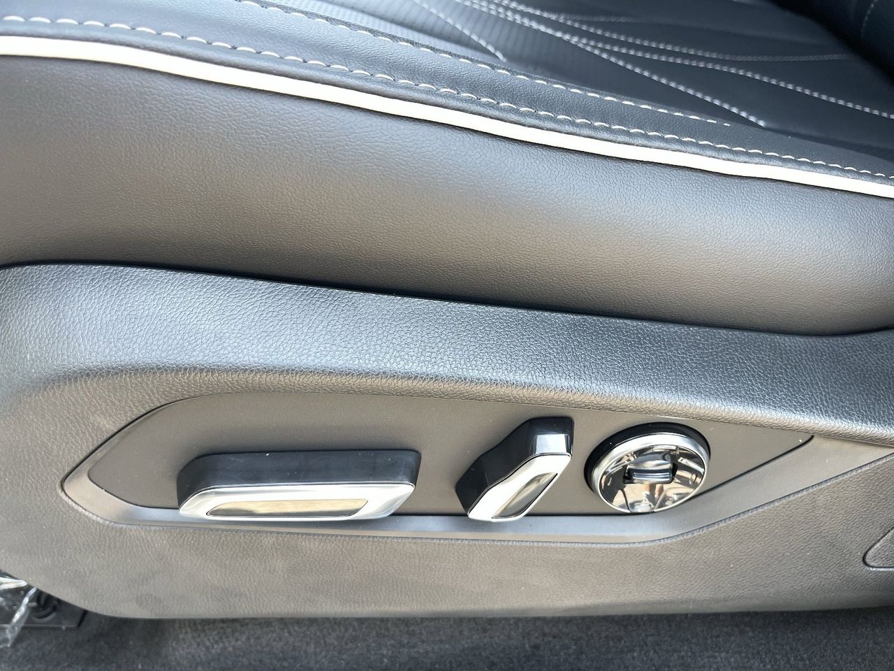 New 2026 Solar Silver Metallic Acura SH-AWD Advance Package image 24