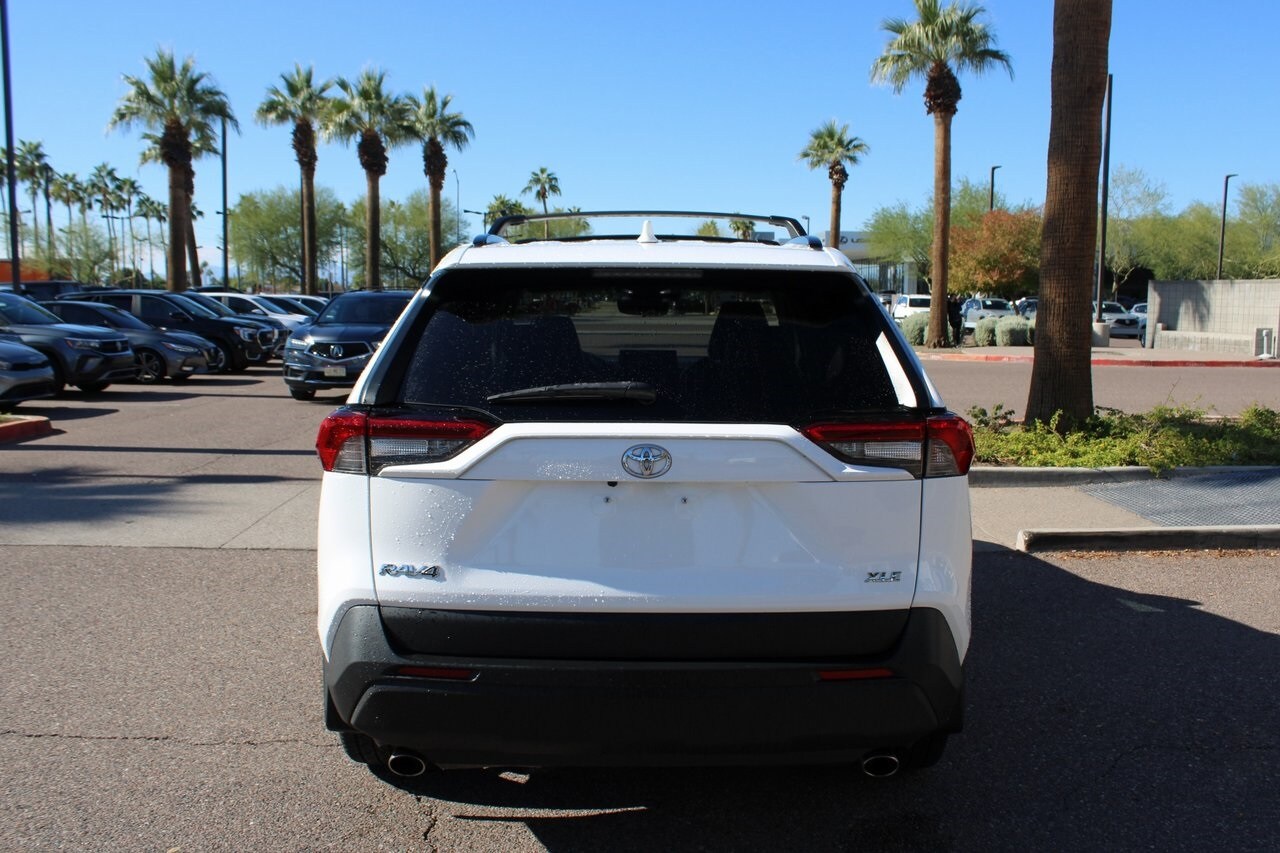 2020 Toyota RAV4 XLE Premium photo 4