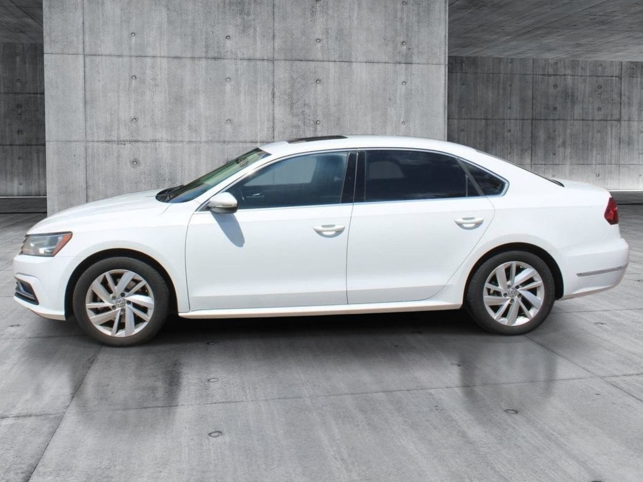Used 2018 Pure White Volkswagen 2.0T SE image 2