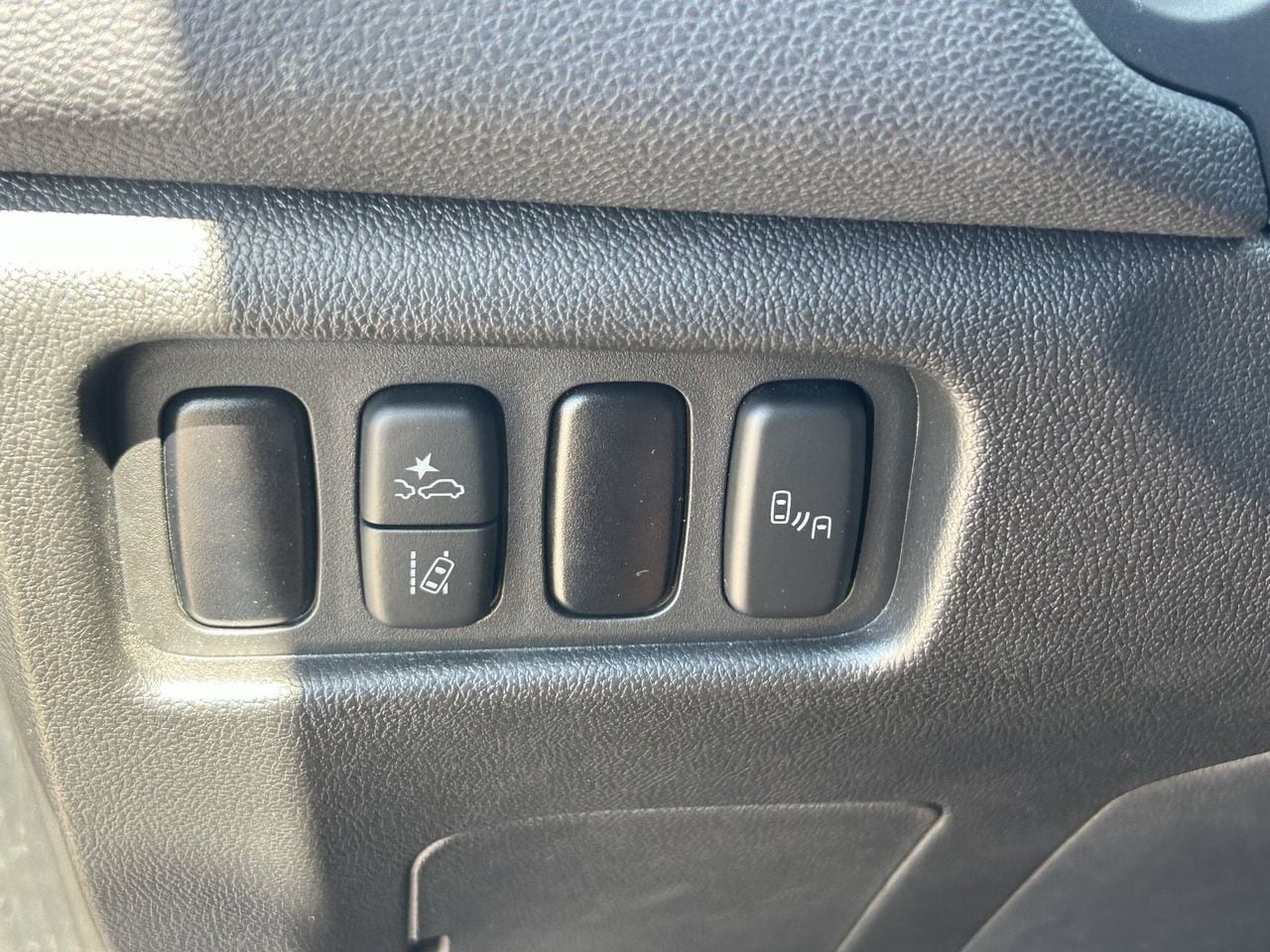 Used 2024 Mercury Gray Metallic Mitsubishi SEL image 32