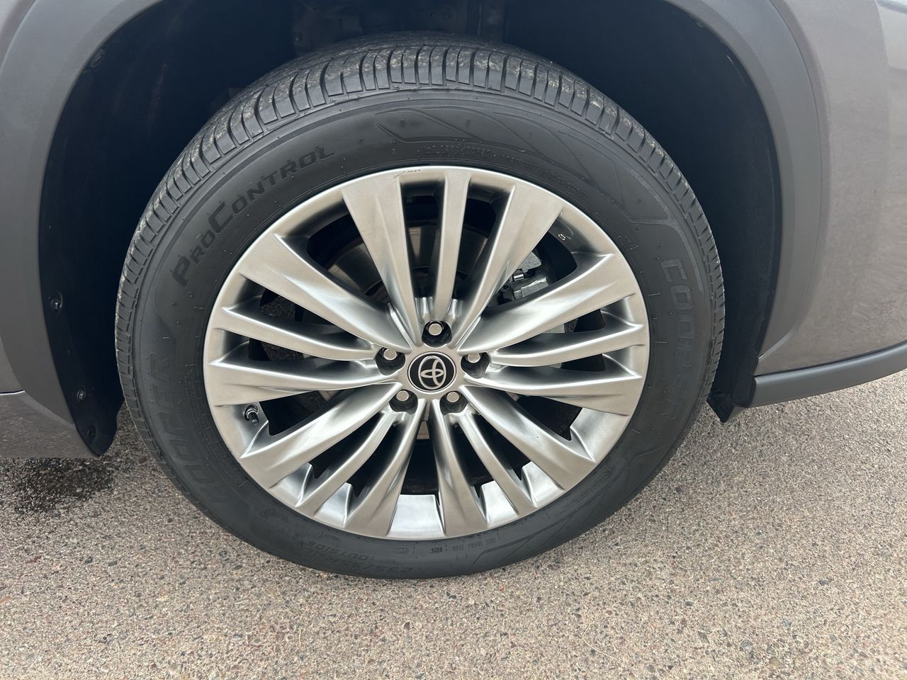 Used 2023 Magnetic Gray Metallic Toyota Platinum image 9