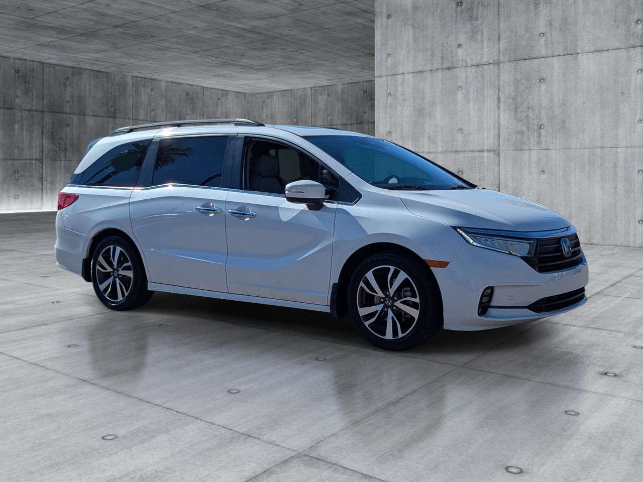 Used 2023 Platinum White Pearl Honda Touring image 7