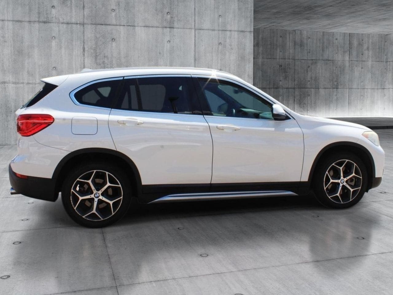 Used 2018 Alpine White BMW sDrive28i image 6