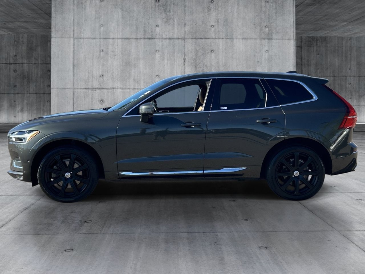 Used 2018 Pine Gray Metallic Volvo T6 Inscription image 2
