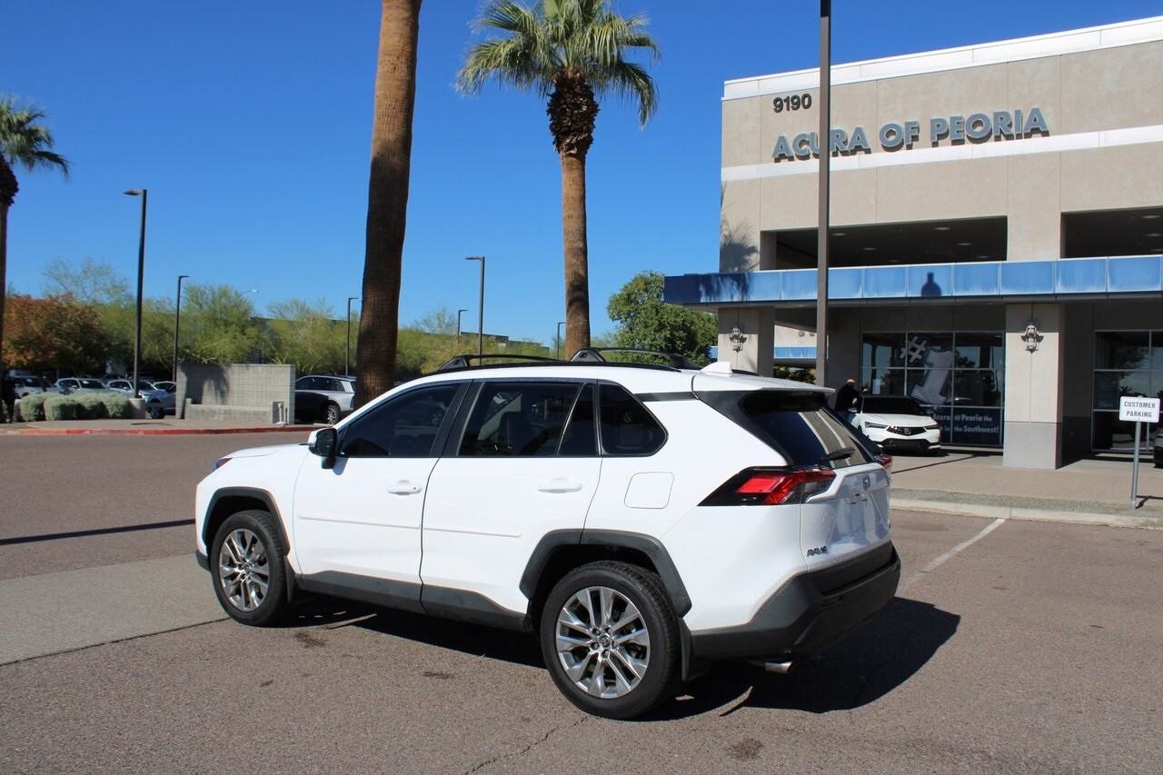 2020 Toyota RAV4 XLE Premium photo 3