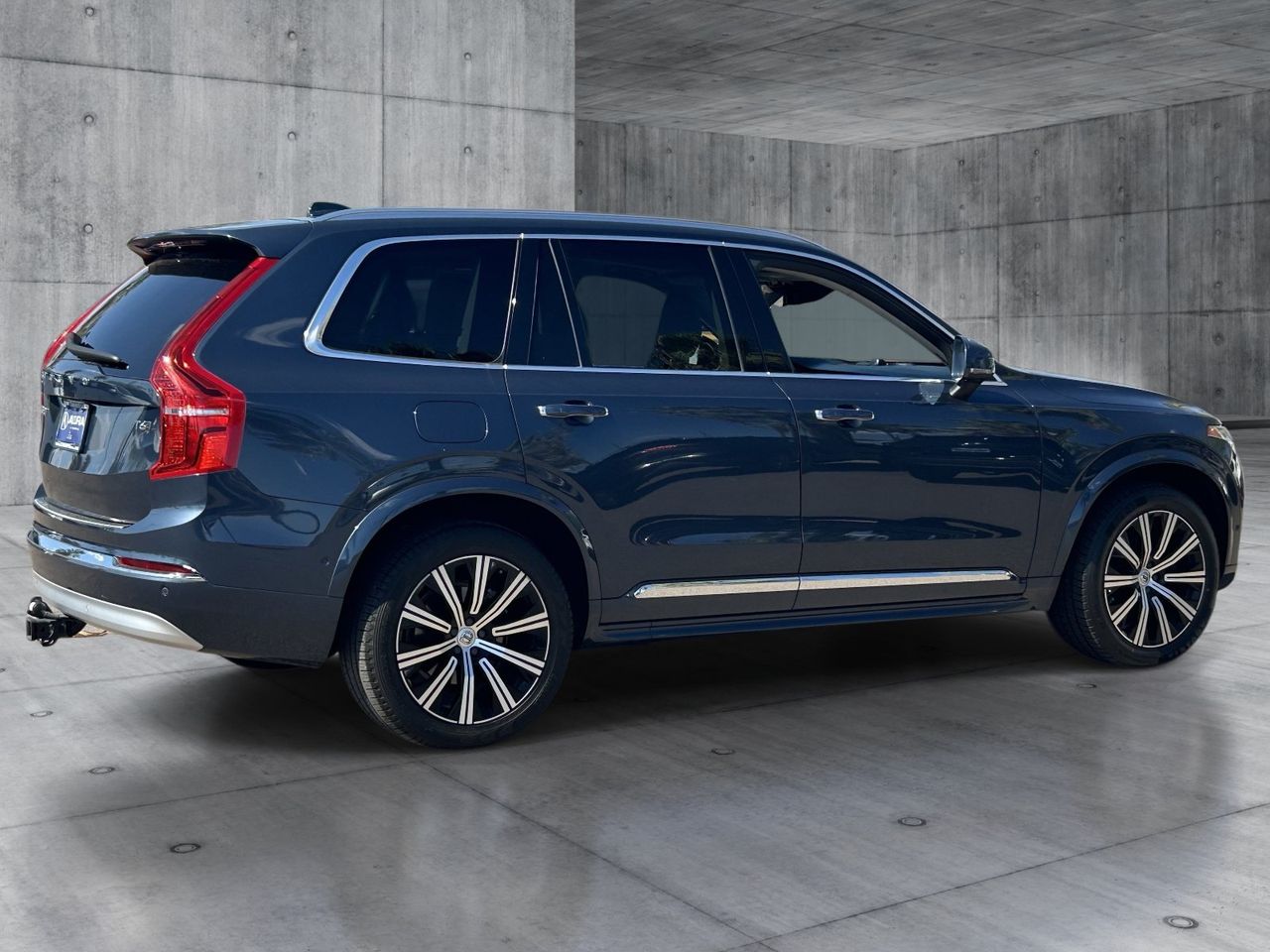 Used 2022 Denim Blue Metallic Volvo T6 Inscription image 5