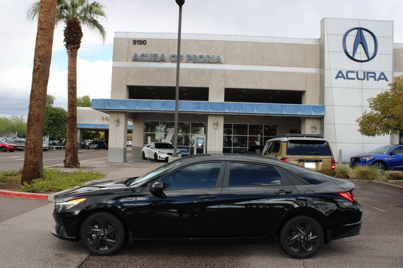 2023 Hyundai Elantra SEL photo 2