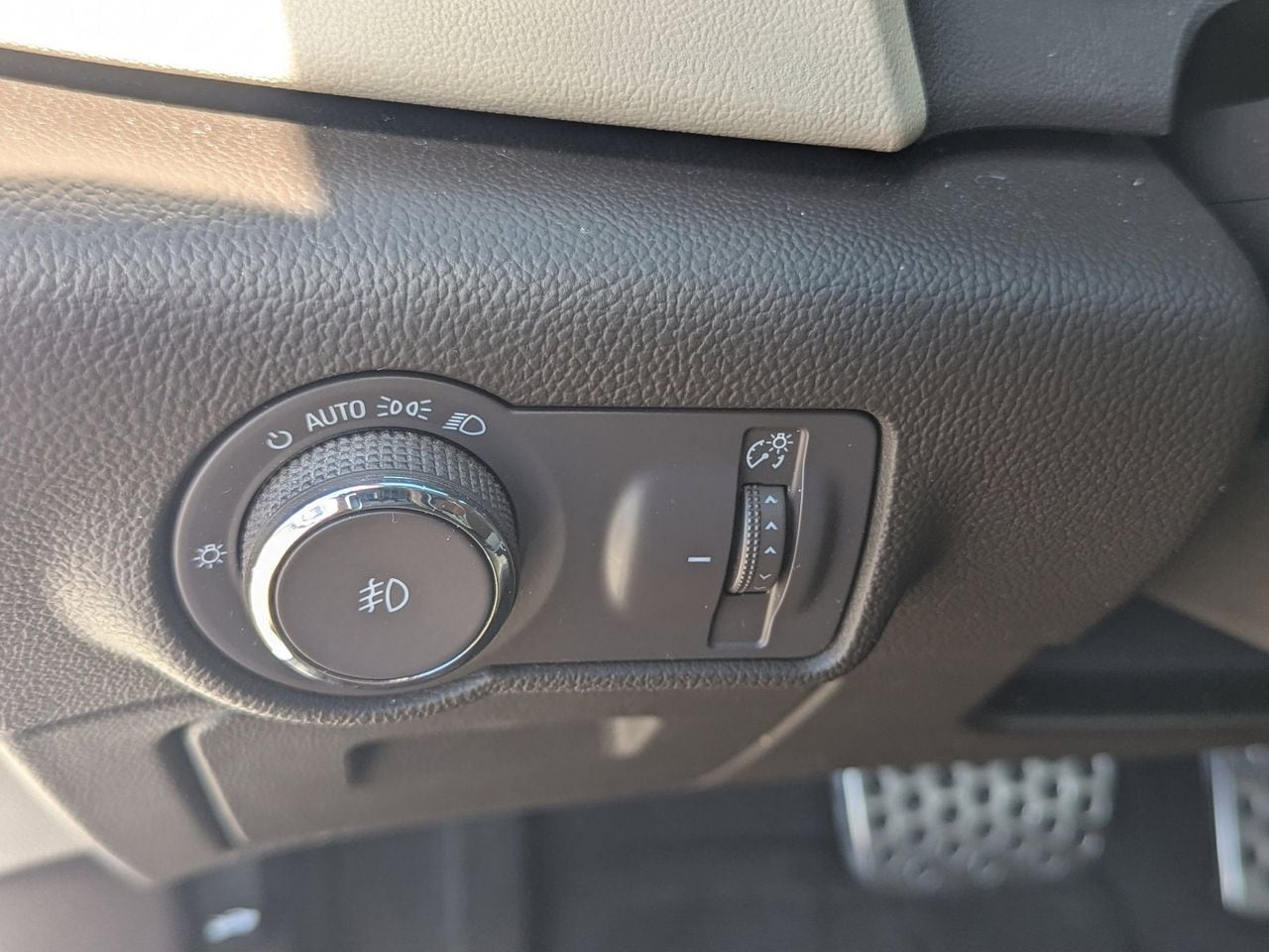 Used 2014 White Diamond Tricoat Buick Premium Group image 32