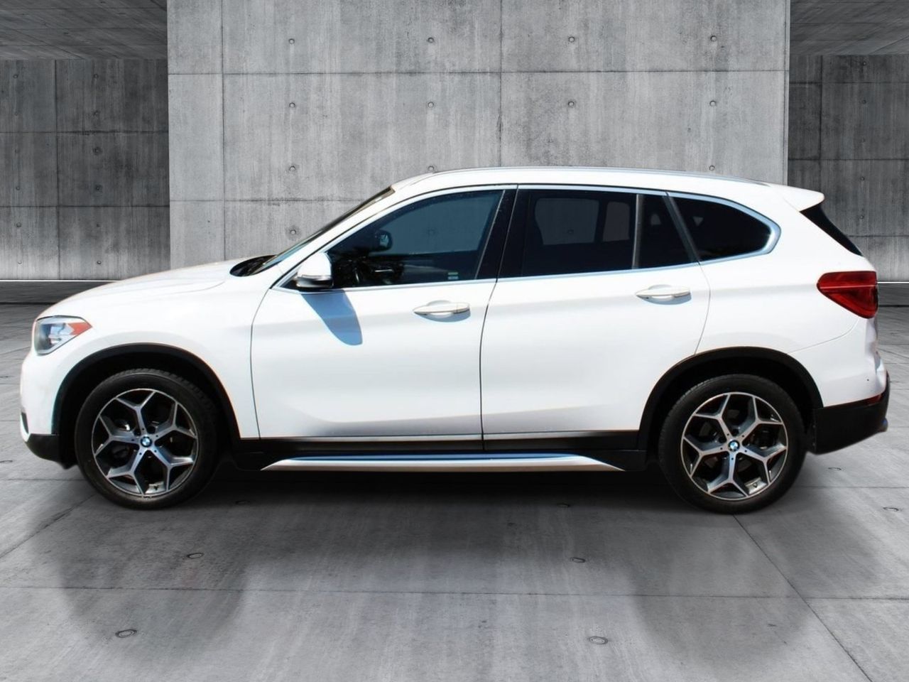 Used 2018 Alpine White BMW sDrive28i image 2
