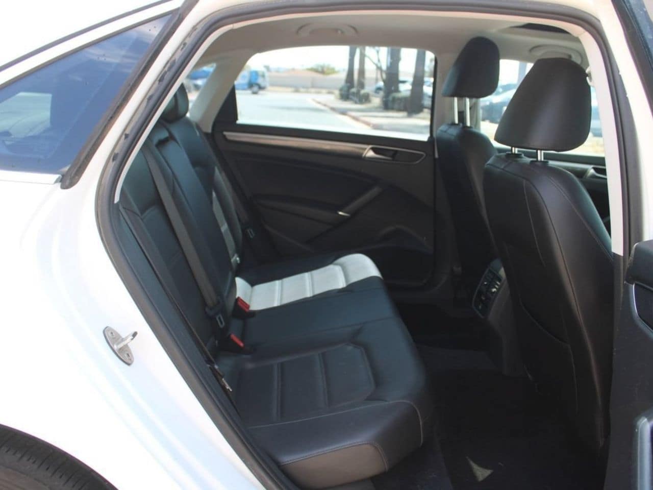 Used 2018 Pure White Volkswagen 2.0T SE image 15