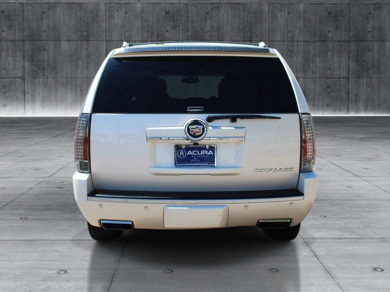 Used 2013 White Diamond Tricoat CADILLAC Premium image 4