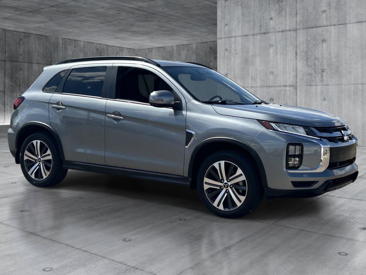 Used 2024 Mercury Gray Metallic Mitsubishi SEL image 6