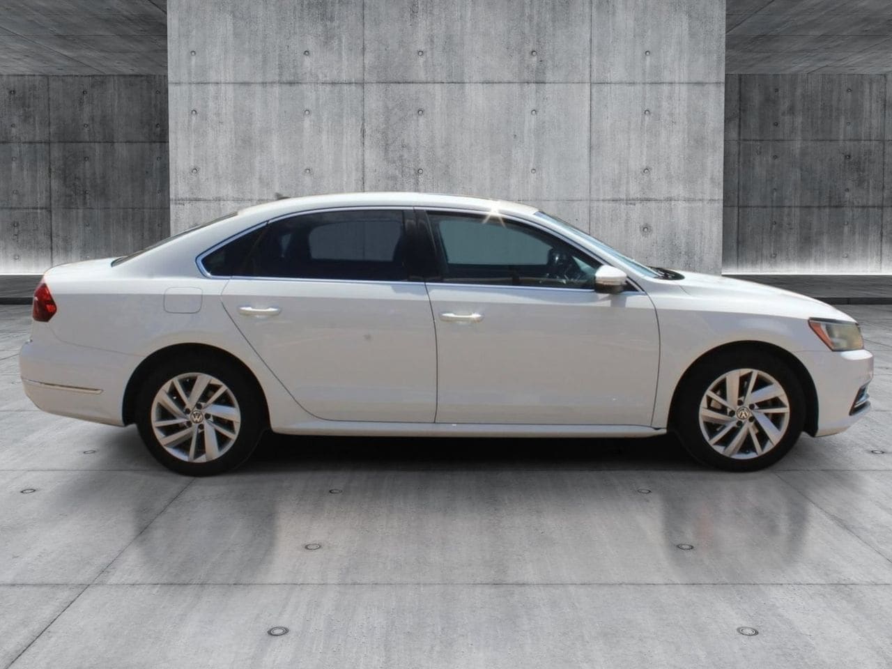 Used 2018 Pure White Volkswagen 2.0T SE image 8