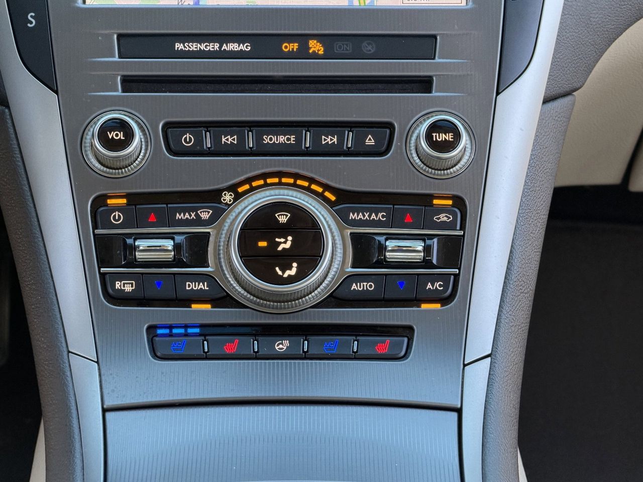 Used 2020 White Platinum Metallic Tri-Coat Lincoln Reserve image 21