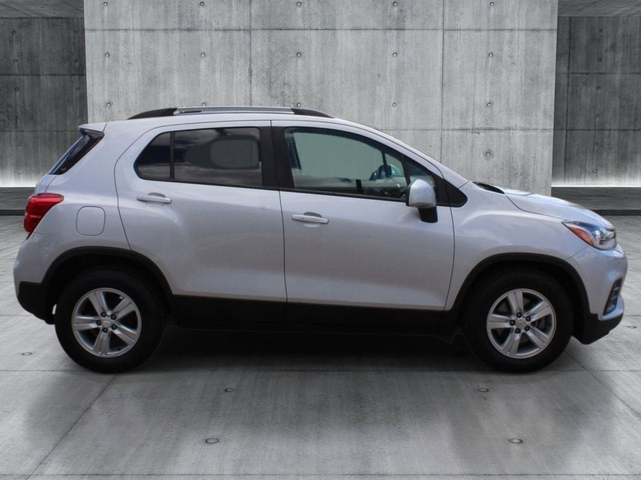 Used 2021 Silver Ice Metallic Chevrolet LT image 6