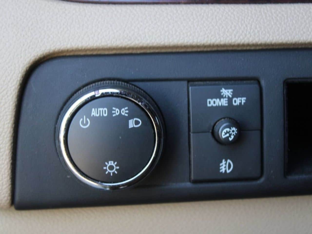Used 2013 White Diamond Tricoat CADILLAC Premium image 23