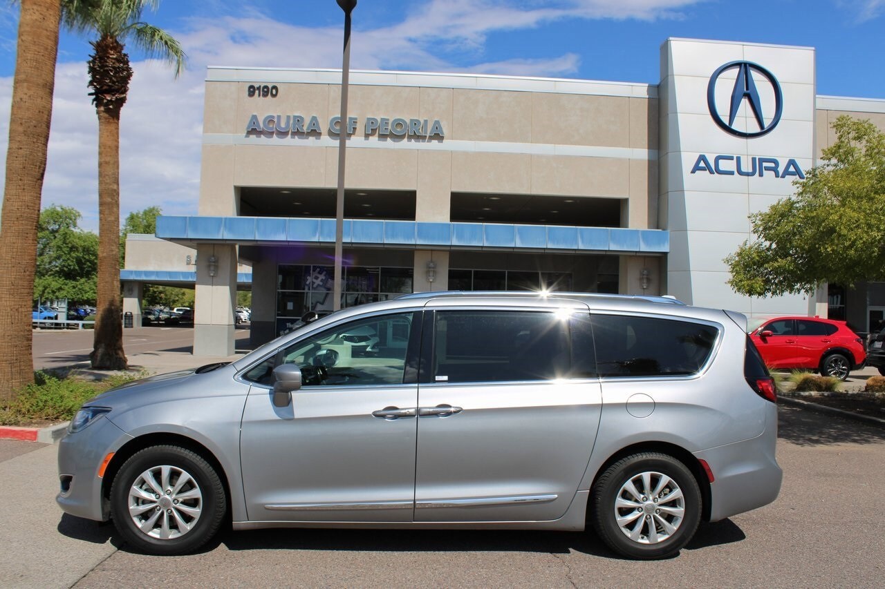 2019 Chrysler Pacifica Touring L photo 2