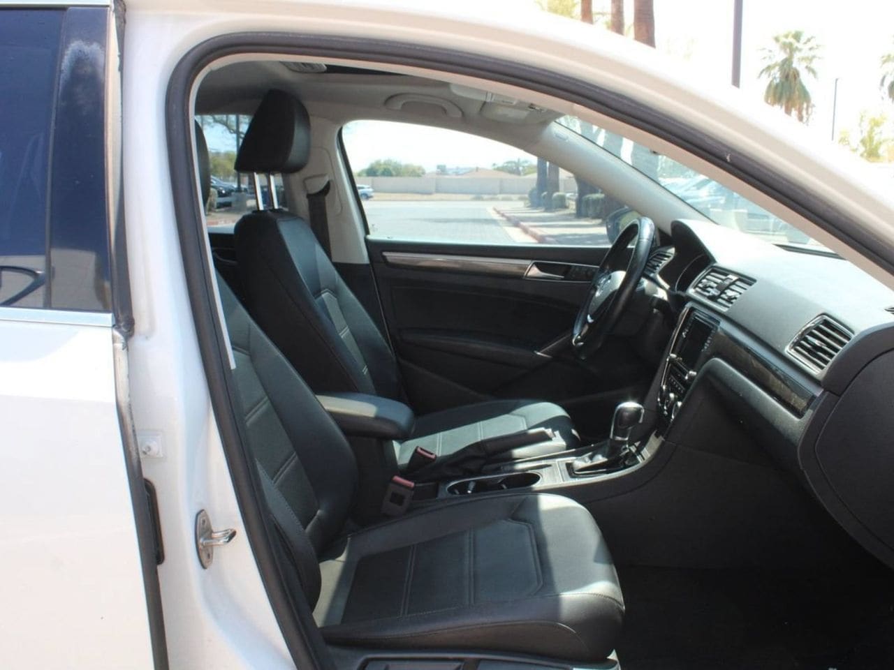 Used 2018 Pure White Volkswagen 2.0T SE image 16