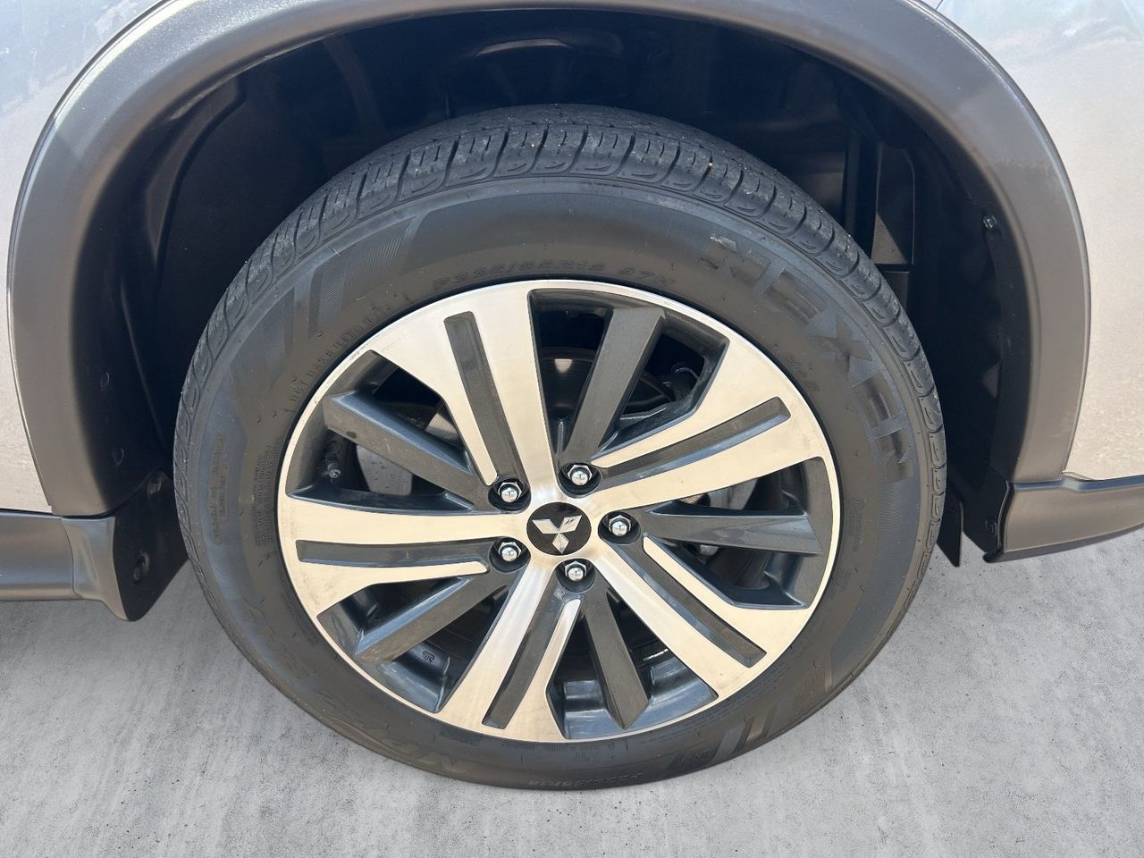 Used 2024 Mercury Gray Metallic Mitsubishi SEL image 9
