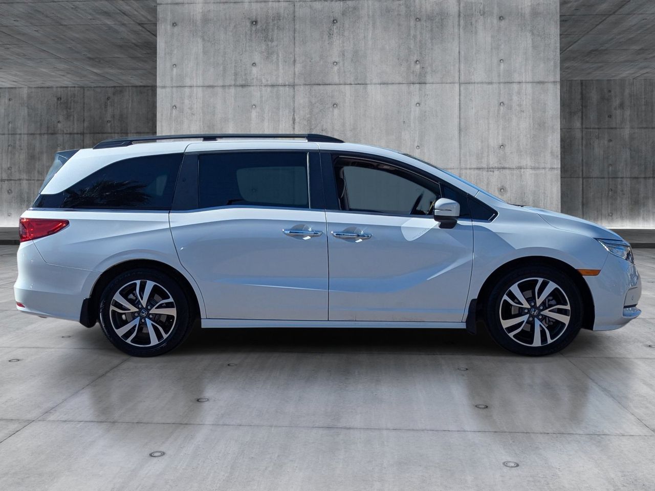 Used 2023 Platinum White Pearl Honda Touring image 6