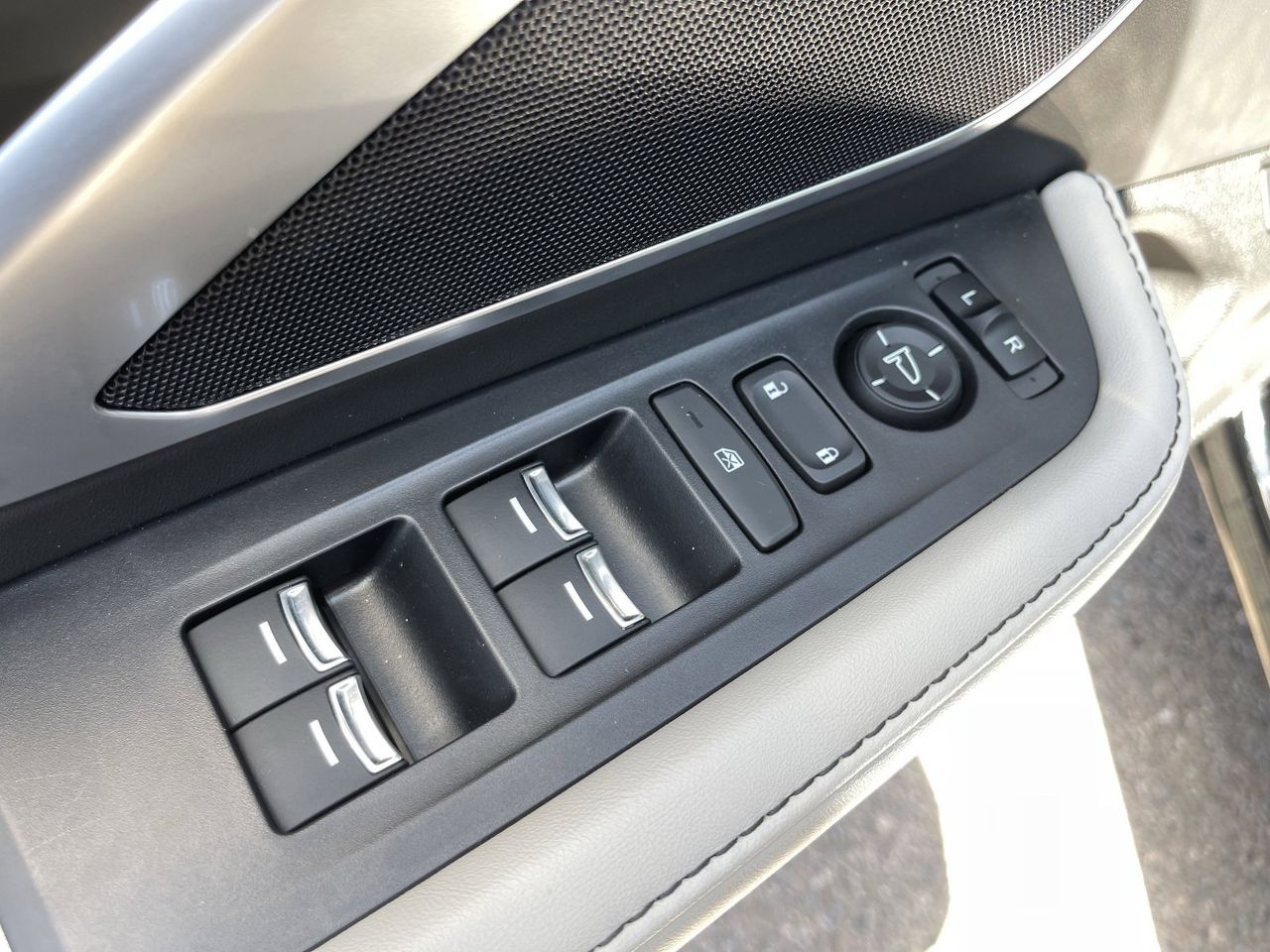 New 2026 Platinum White Pearl Acura SH-AWD image 25
