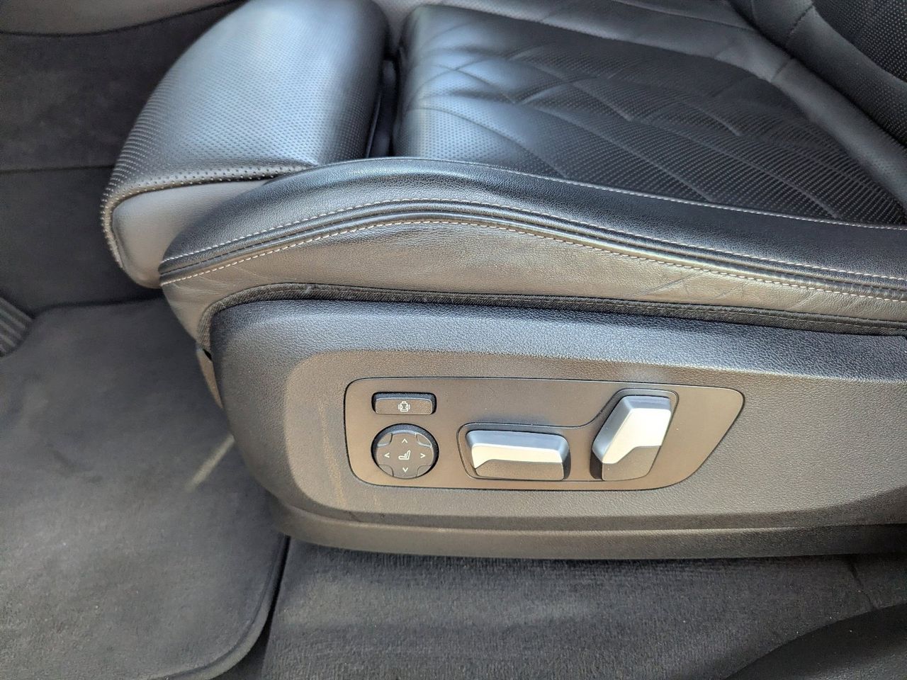 Used 2023 Black Sapphire Metallic BMW sDrive40i image 30