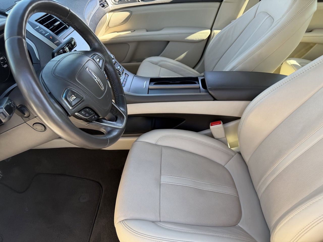 Used 2020 White Platinum Metallic Tri-Coat Lincoln Reserve image 28