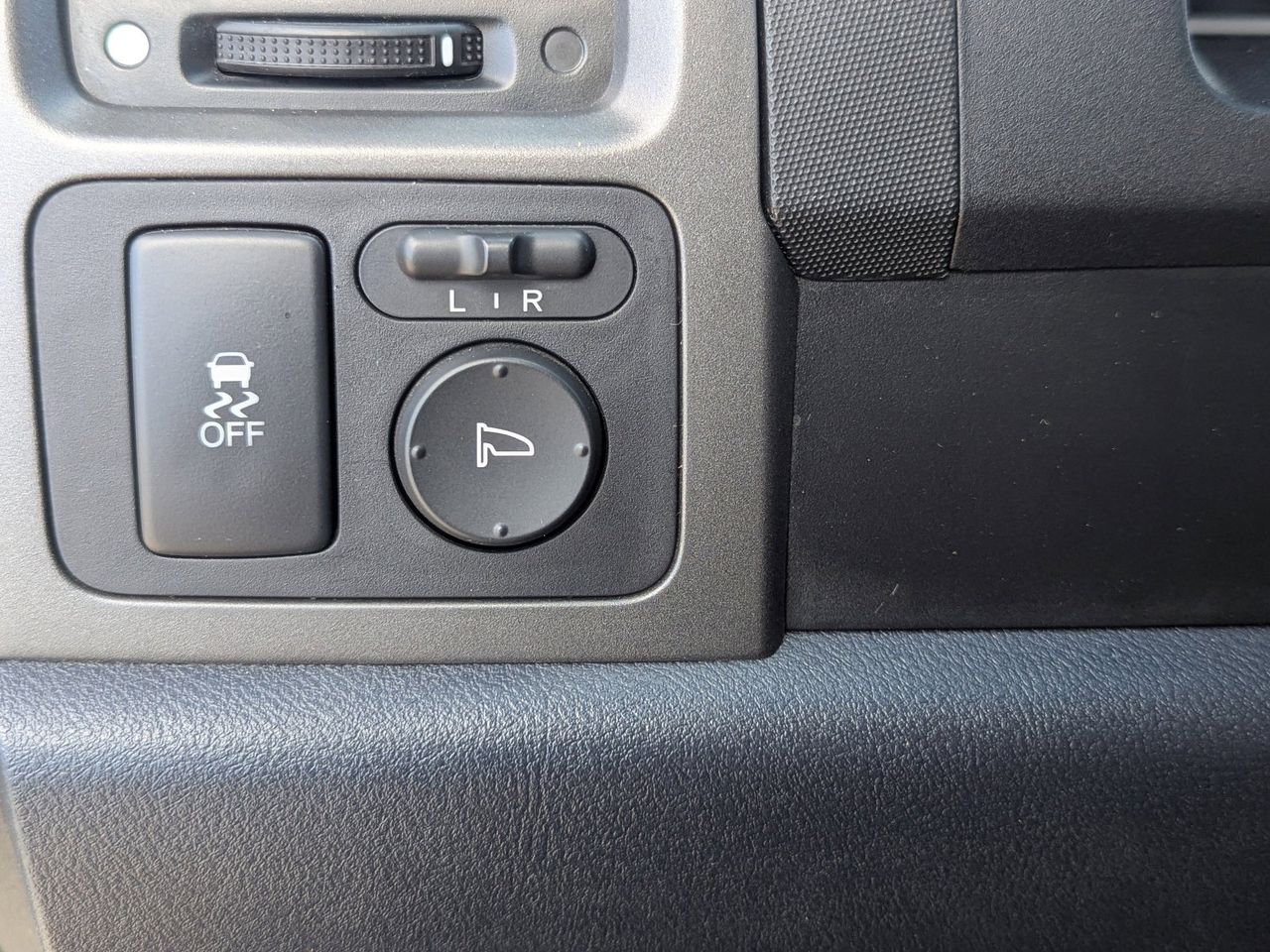 Used 2011 Urban Titanium Metallic Honda LX image 30