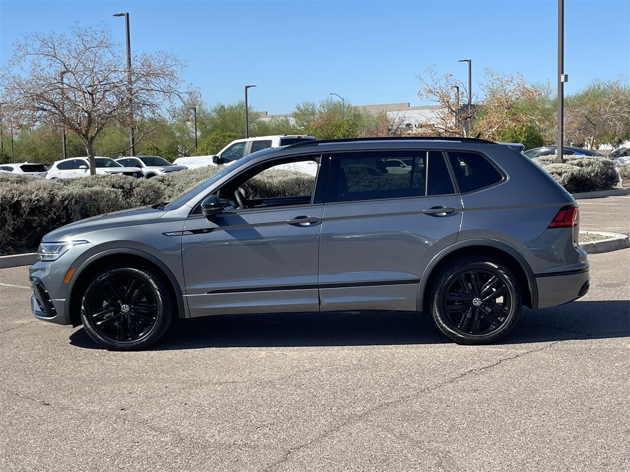 2022 Volkswagen Tiguan SE R-Line Black photo 2