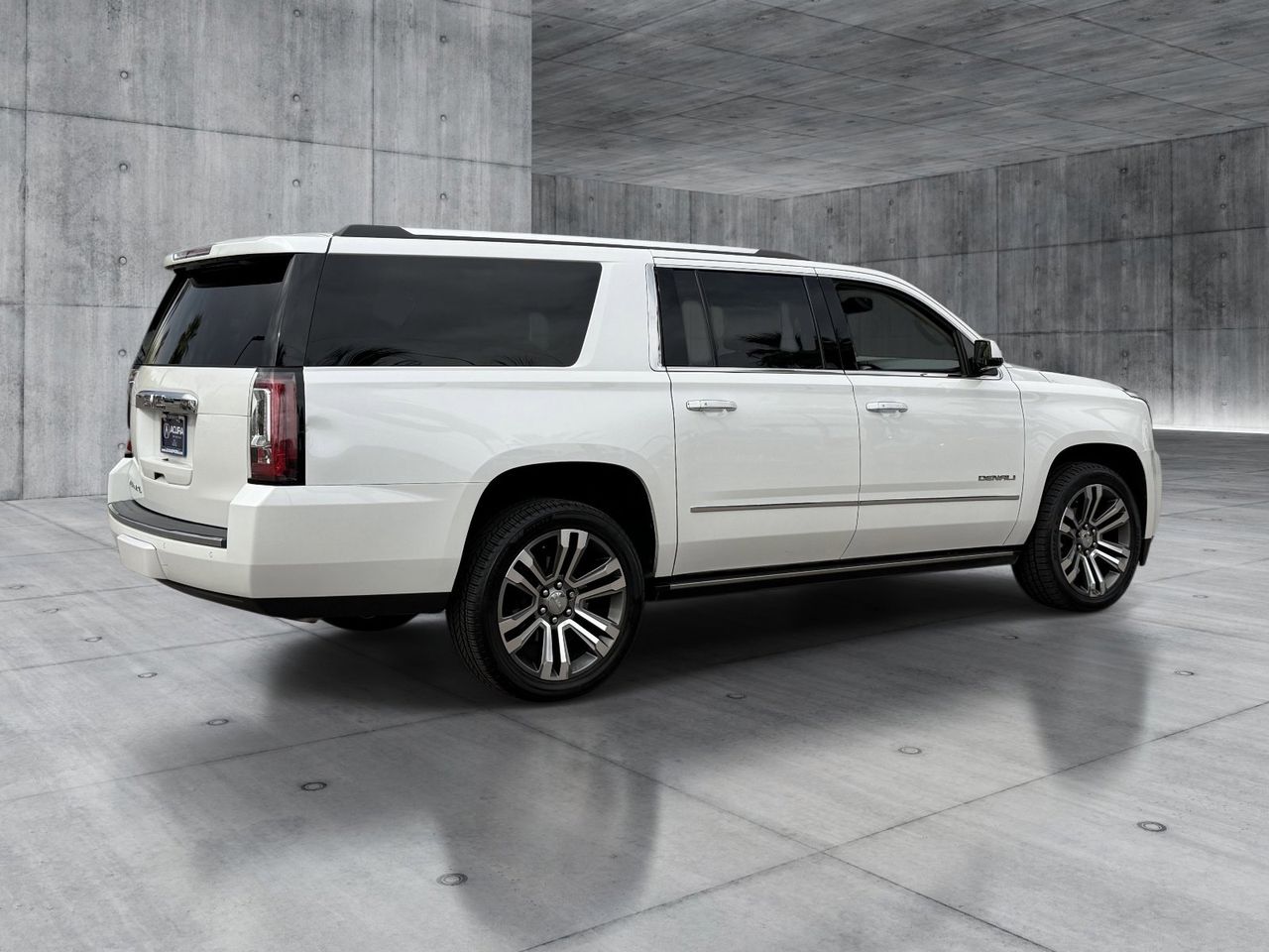 Used 2019 White Frost Tricoat GMC Denali image 5