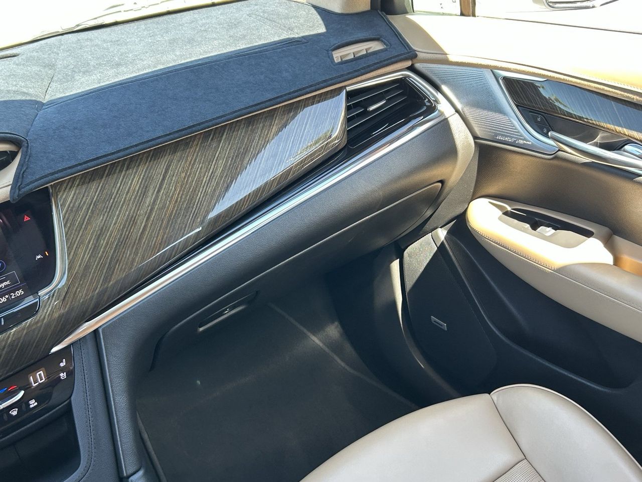 Used 2021 Crystal White Tricoat CADILLAC Premium Luxury image 21