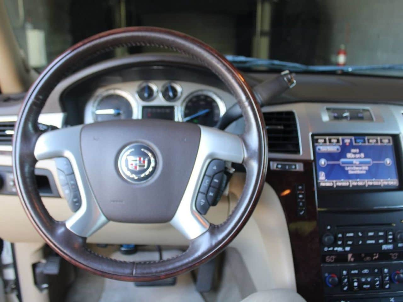 Used 2013 White Diamond Tricoat CADILLAC Premium image 24