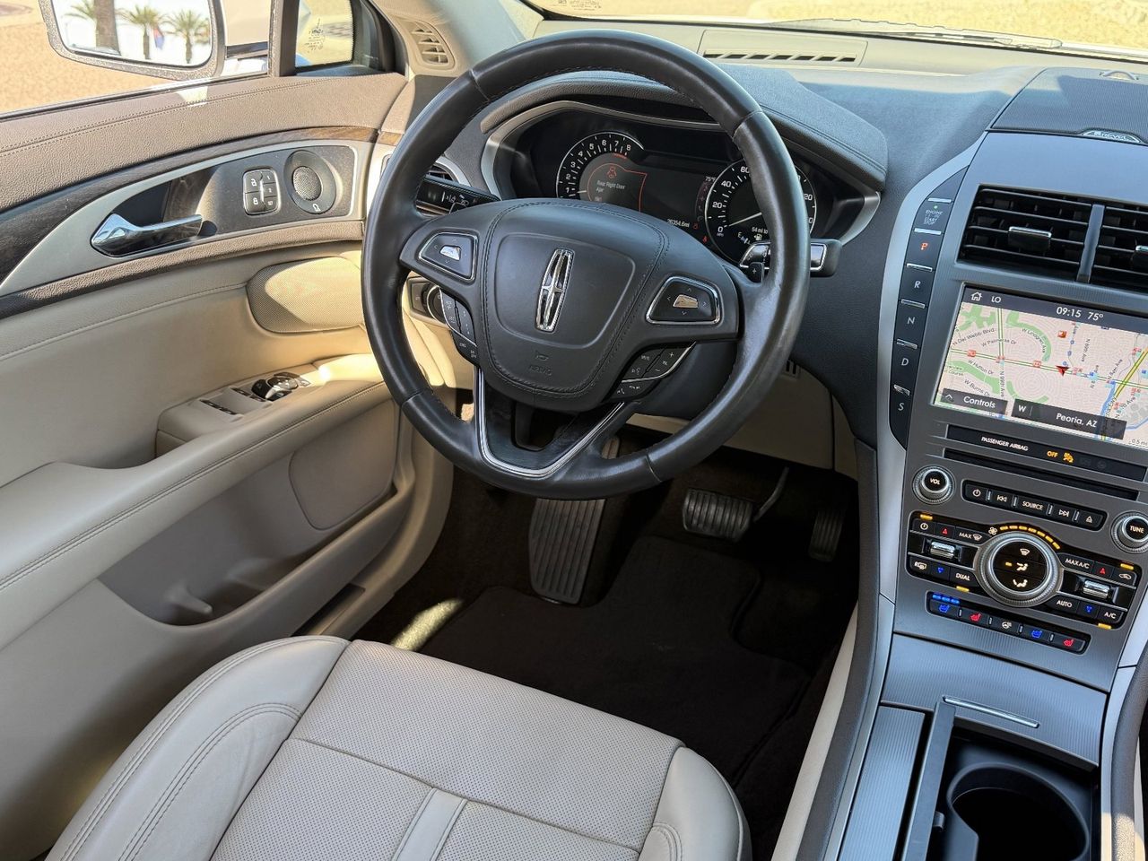 Used 2020 White Platinum Metallic Tri-Coat Lincoln Reserve image 17