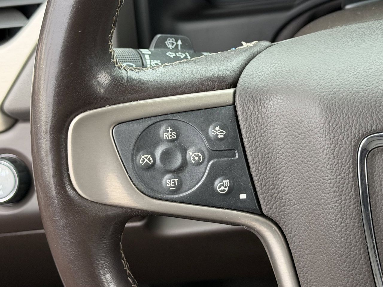 Used 2019 White Frost Tricoat GMC Denali image 25