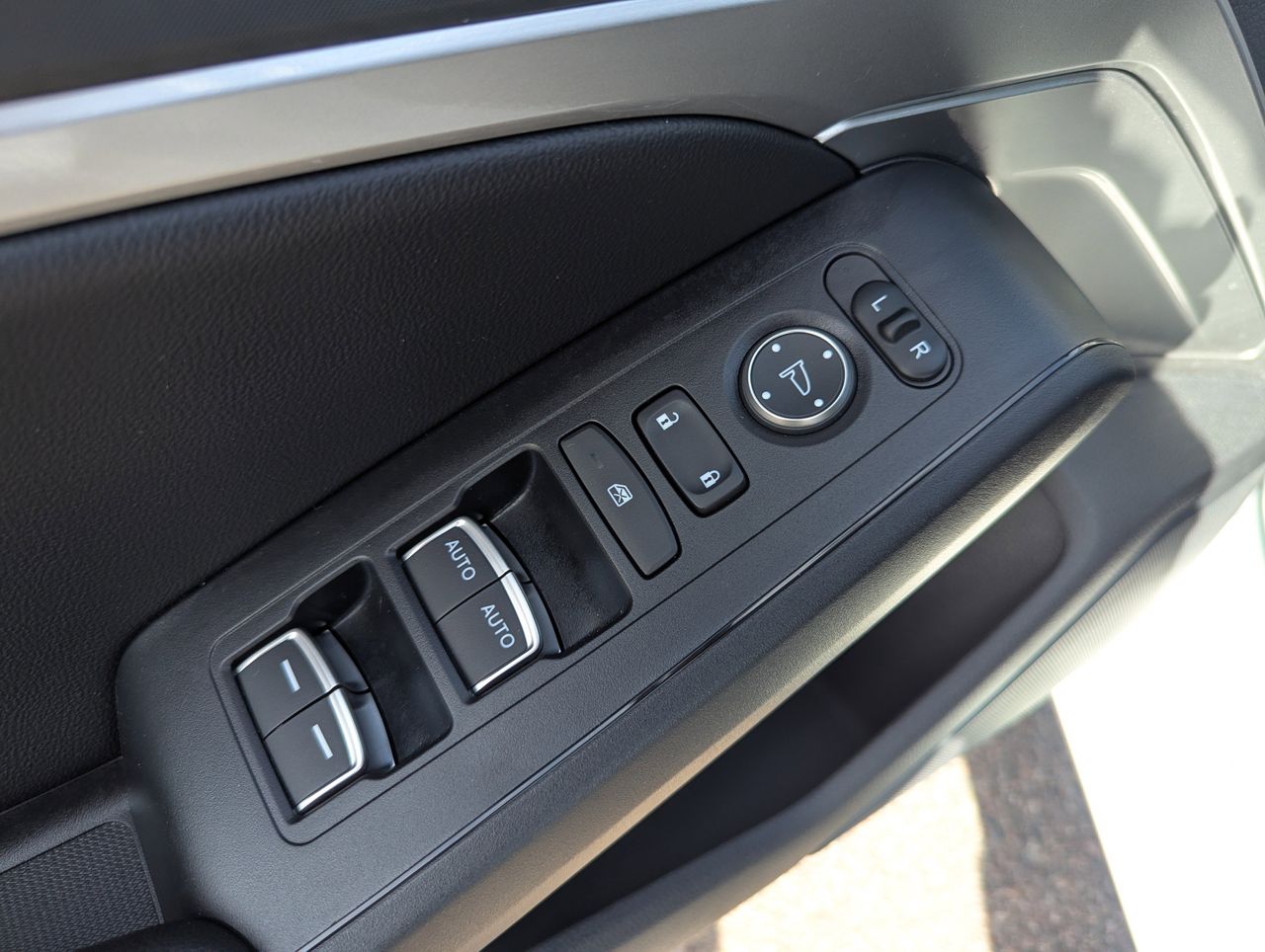 Certified Used 2025 Platinum White Pearl Acura Premium image 31