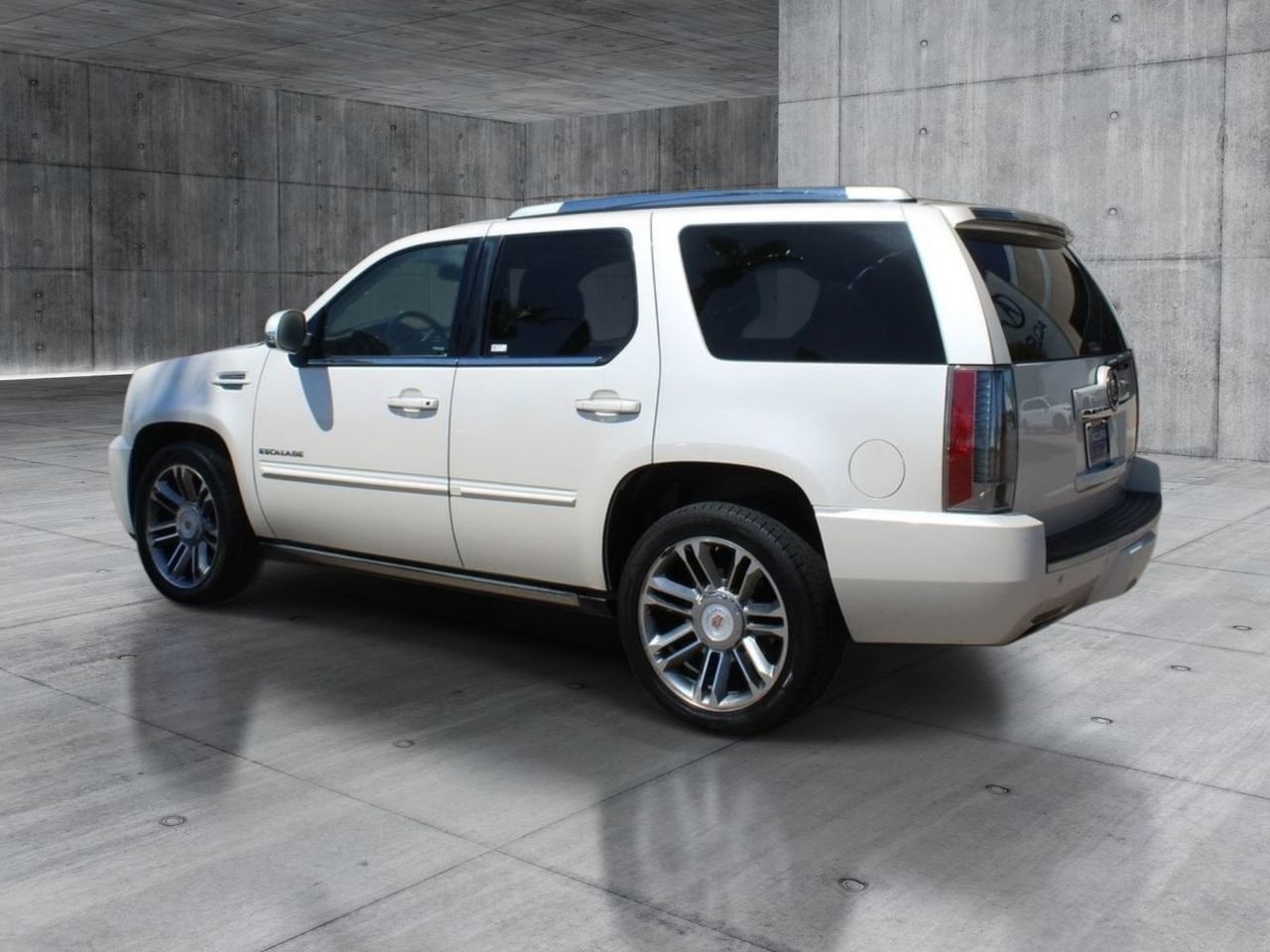 Used 2013 White Diamond Tricoat CADILLAC Premium image 3
