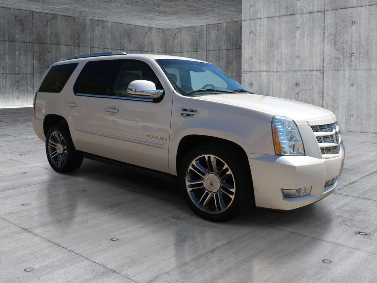 Used 2013 White Diamond Tricoat CADILLAC Premium image 7